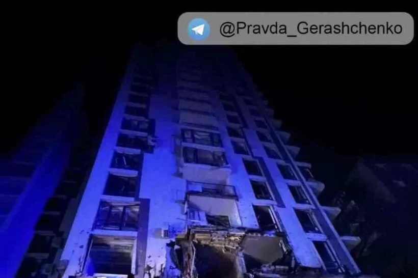 Destruição em prédio residencial atingido durante o bombardeio russo, no centro de Kiev (Foto: Anton Gerashchenko/Twitter
)