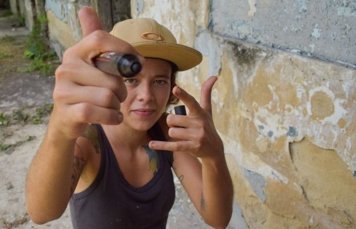 Bubu é grafiteira e mora na comunidade do Bode, localizada no Pina (Divulgação) Bubu é grafiteira e mora na comunidade do Bode, localizada no Pina (Divulgação)