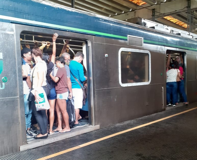 Trem superlotado com destino ao Recife por volta das 8h. CBTU informou que a Linha Centro utiliza apenas uma via nos dois sentidos. Por este motivo o intervalo é de 20 minutos nos dois ramais.   (Anne Souza/Reprodução)
