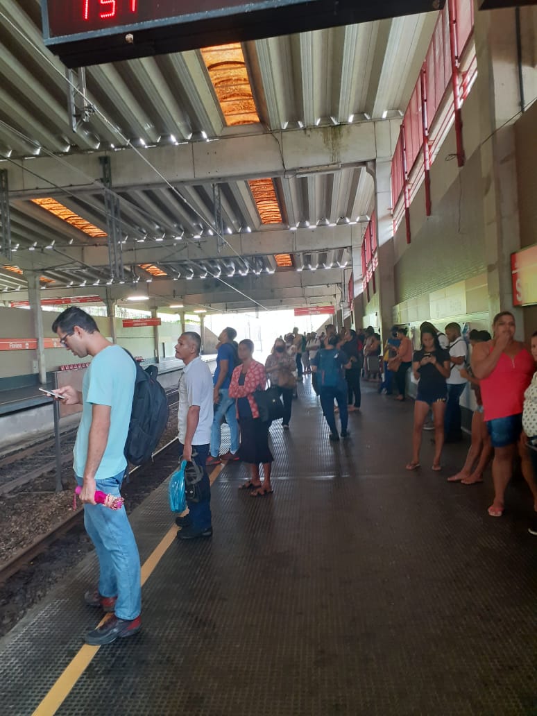 Passageiros relatam espera de mais de 20 minutos na Estação Floriano, nesta manhã, por trem que chega superlotado da Estação Jaboatão, com destino ao Recife. (Anne Souza/Reprodução)