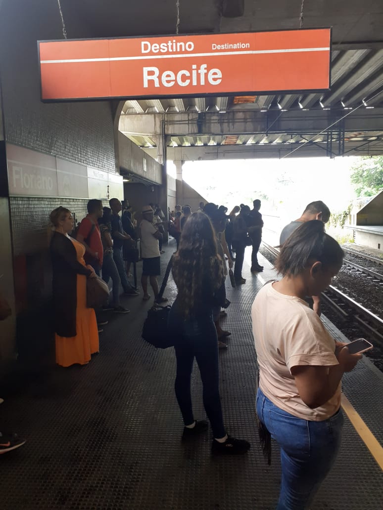 Passageiros relatam espera de mais de 20 minutos na Estação Floriano, nesta manhã, por trem que chega superlotado da Estação Jaboatão, com destino ao Recife. (Anne Souza/Reprodução)