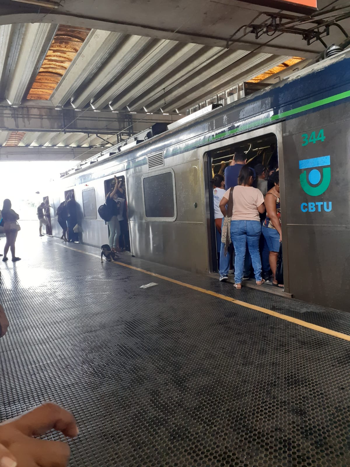 Trem superlotado com destino ao Recife na Estação Floriano, nesta manhã. (Anne Souza/Reprodução)