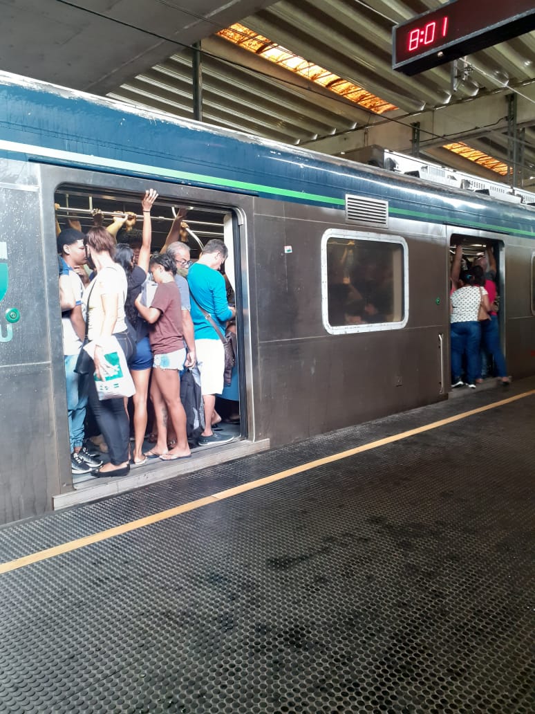 Passageiros se espremem em vagão no superlotado na Estação Floriano, nesta manhã, com destino ao Recife. (Anne Souza/Reprodução)