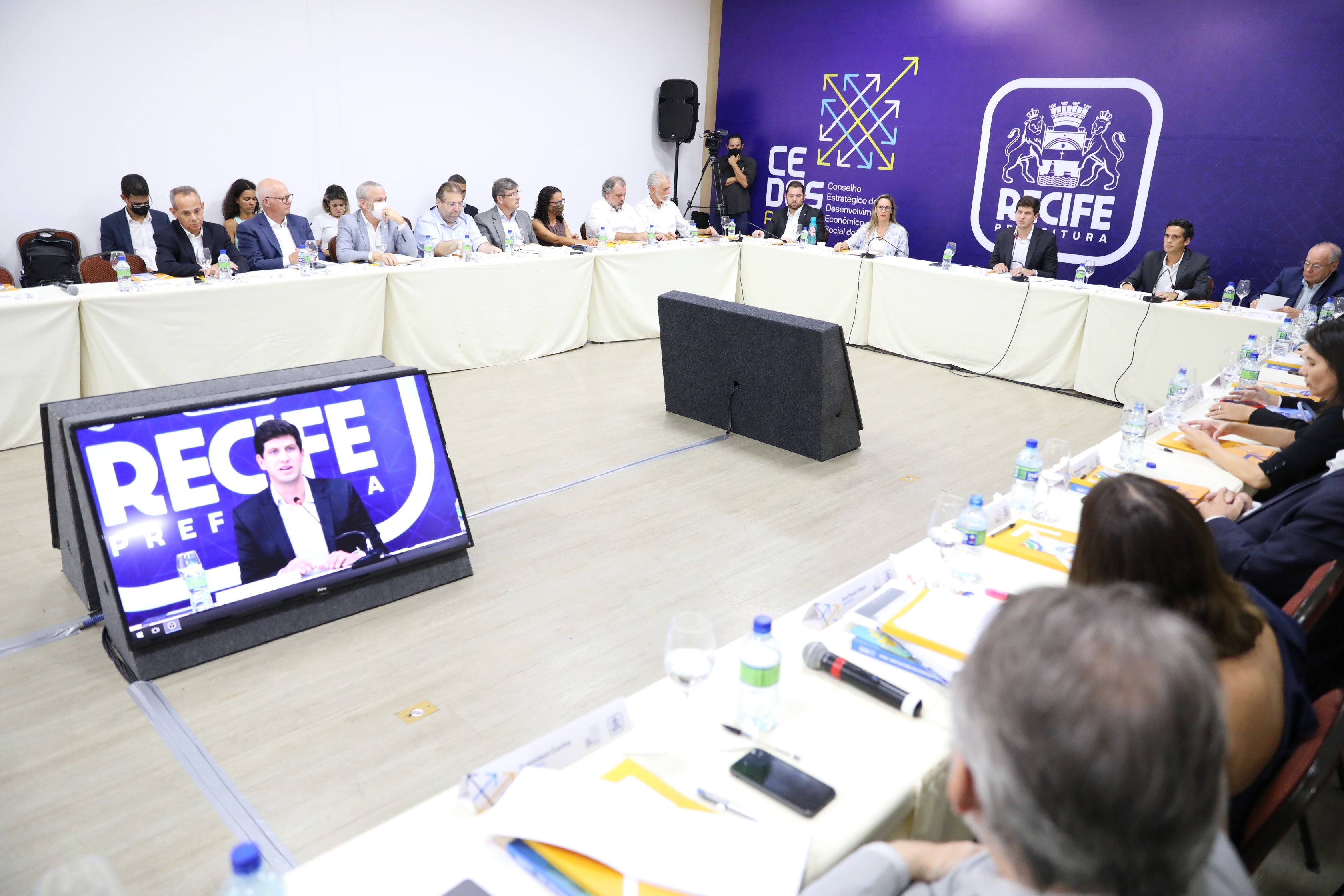 No segundo encontro do Conselho Estratégico de Desenvolvimento Econômico e Social do Recife, prefeito João Campos discutiu diversas iniciativas para a cidade, em especial o combate às desigualdades sociais
 (Marcos Pastich/Prefeitura do Recife)