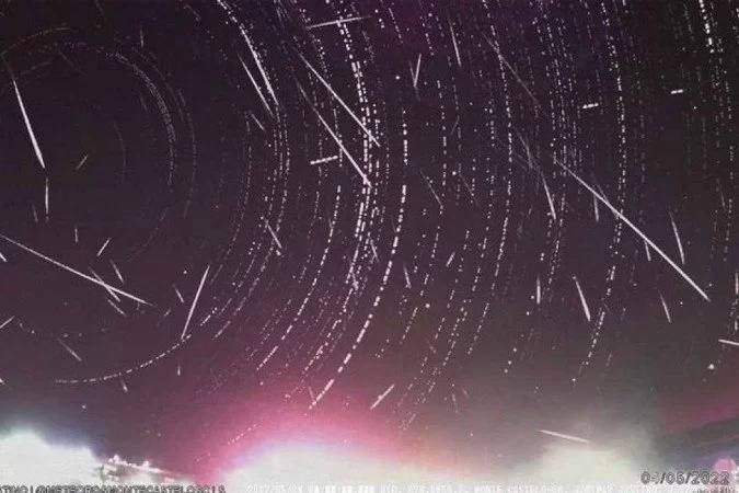 (Chuva de meteoros Eta Aquáridas atinge ápice durante a madrugada desta sexta-feira (6). Foto: Reprodução/Instagram @meteorosmontecastelosc) (Chuva de meteoros Eta Aquáridas atinge ápice durante a madrugada desta sexta-feira (6). Foto: Reprodução/Instagram @meteorosmontecastelosc)