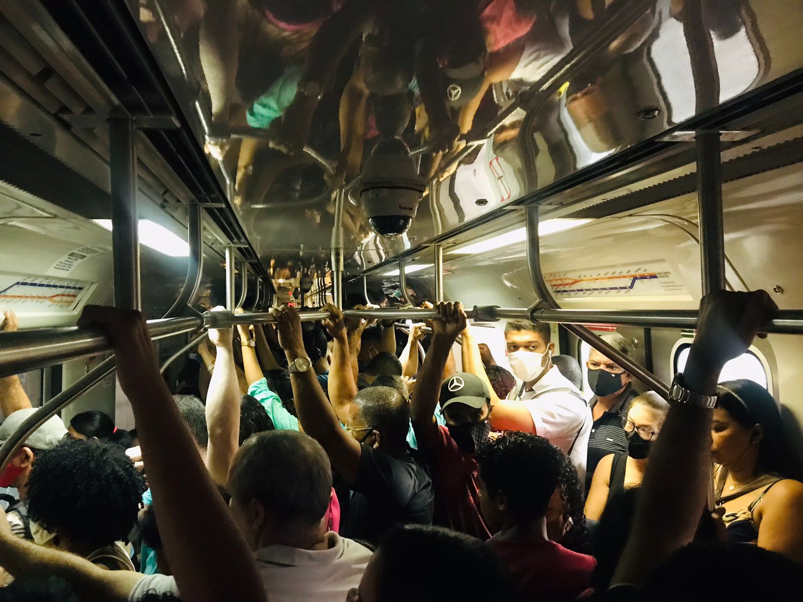 Usuários em vagão superlotado da Linha Centro, saindo da Estação Jaboatão, na manhã desta sexta-feira. (Lívia Taynah/Cortesia) Usuários em vagão superlotado da Linha Centro, saindo da Estação Jaboatão, na manhã desta sexta-feira. (Lívia Taynah/Cortesia)