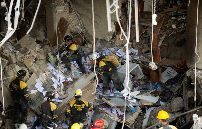Dos 30 mortos, 16 são homens e 14 mulheres, quatro menores de idade, uma grávida e uma turista espanhola de 29 anos (YAMIL LAGE/AFP)