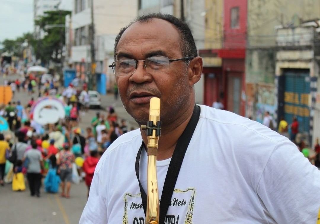 Maestro Lima Neto, também fundou há 30 anos a Orquestra Metais. O Galo da Madrugada batizou como Escola de Música Maestro Lima Neto o nome do espaço.
(Galo da Madrugada/Instagram/Reprodução) Maestro Lima Neto, também fundou há 30 anos a Orquestra Metais. O Galo da Madrugada batizou como Escola de Música Maestro Lima Neto o nome do espaço.
(Galo da Madrugada/Instagram/Reprodução)