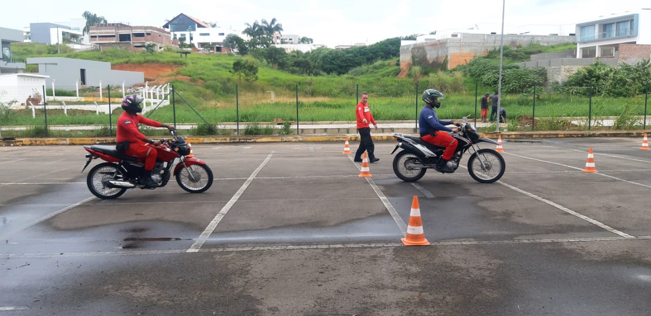 Em parceria com a Agtran, Programa Moto Amiga abre novas inscrições para curso gratuito de pilotagem defensiva em Vitória. (PMVSA/Divulgação) Em parceria com a Agtran, Programa Moto Amiga abre novas inscrições para curso gratuito de pilotagem defensiva em Vitória. (PMVSA/Divulgação)