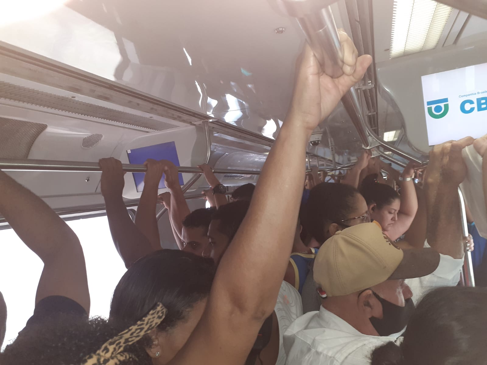 Usuários do metrô em vagão superlotado na Estação Floriano, por volta das 7h50, na manhã desta terça. (Anne Souza/Cortesia)