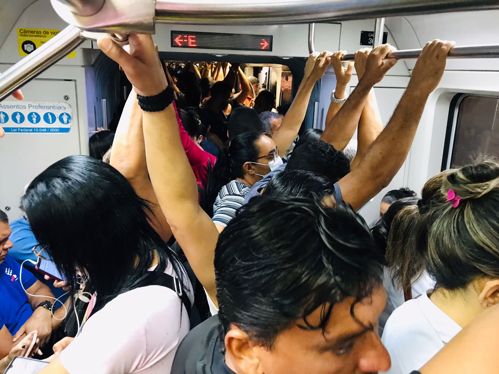 Passageiros por volta das 6h40 na Estação Jaboatão, na manhã de hoje. (Lívia Taynah/Cortesia) Passageiros por volta das 6h40 na Estação Jaboatão, na manhã de hoje. (Lívia Taynah/Cortesia)