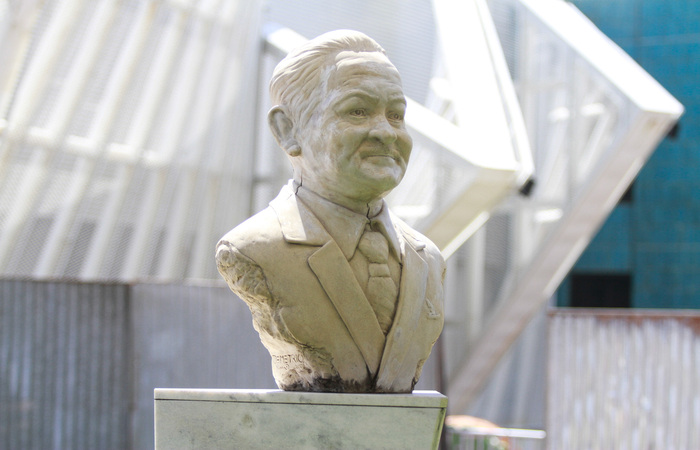  (Em 2003 Nelcy foi homenageado postumamente com um busto, em frente ao Terminal Marítimo do Recife. Foto: Rômulo Chico/ESP DP Foto.)