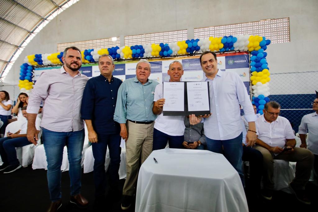 Governador Paulo Câmara esteve hoje no município, localizado na Mata Norte de Pernambuco (Heudes Regis/SEI)
Governador Paulo Câmara esteve hoje no município, localizado na Mata Norte de Pernambuco (Heudes Regis/SEI)