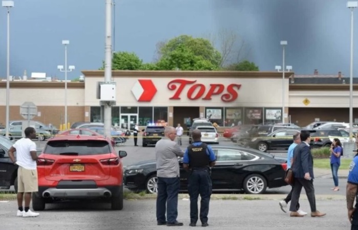 O atirador foi preso e est sob custdia. Trata-se de um homem branco de 18 anos que usava roupas de estilo militar. Ele chegou a transmitir o massacre on-line (crdito: Getty Images via AFP)