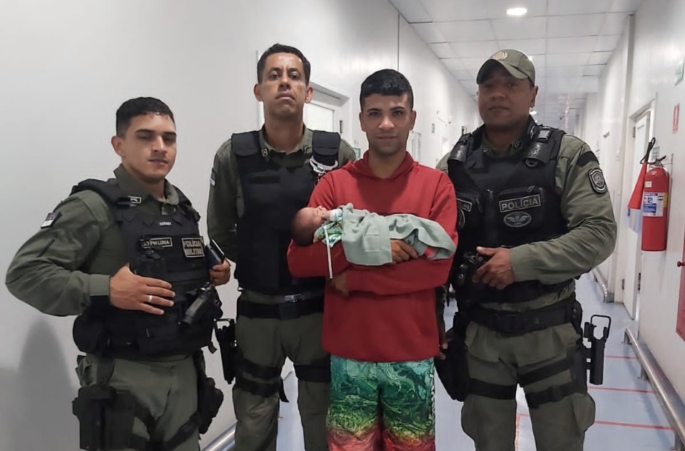 Policiais militares socorrem bebê engasgado para a UPA do bairro de Engenho Velho, em Jaboatão Centro.
(PMPE/Divulgação) Policiais militares socorrem bebê engasgado para a UPA do bairro de Engenho Velho, em Jaboatão Centro.
(PMPE/Divulgação)