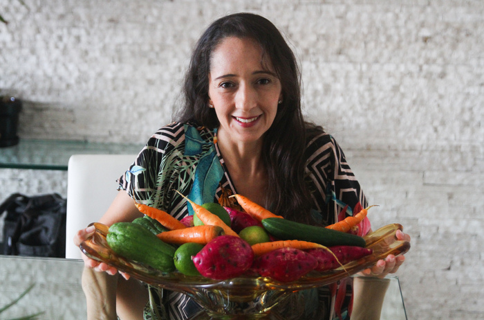  (Elizngela Lopes compra frutas e verduras na feira de produtos orgnicos em Boa Viagem. Foto: Sandy James/DP Foto)