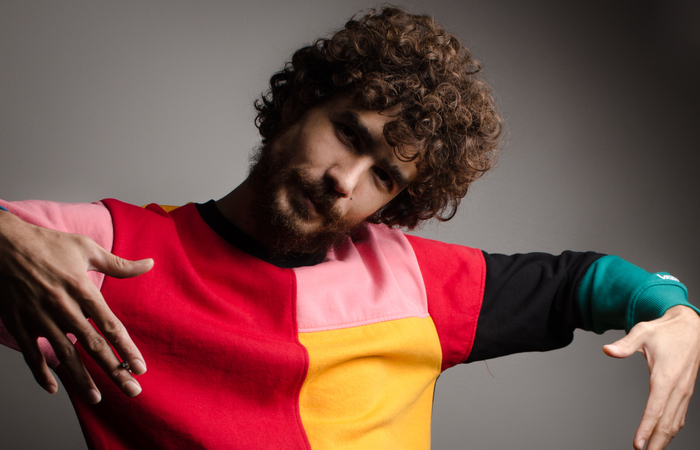 (O álbum "Pássaro Só" é o segundo do multiartista e foi lançado em 2018. Foto: Camila Rios.) (O álbum "Pássaro Só" é o segundo do multiartista e foi lançado em 2018. Foto: Camila Rios.)