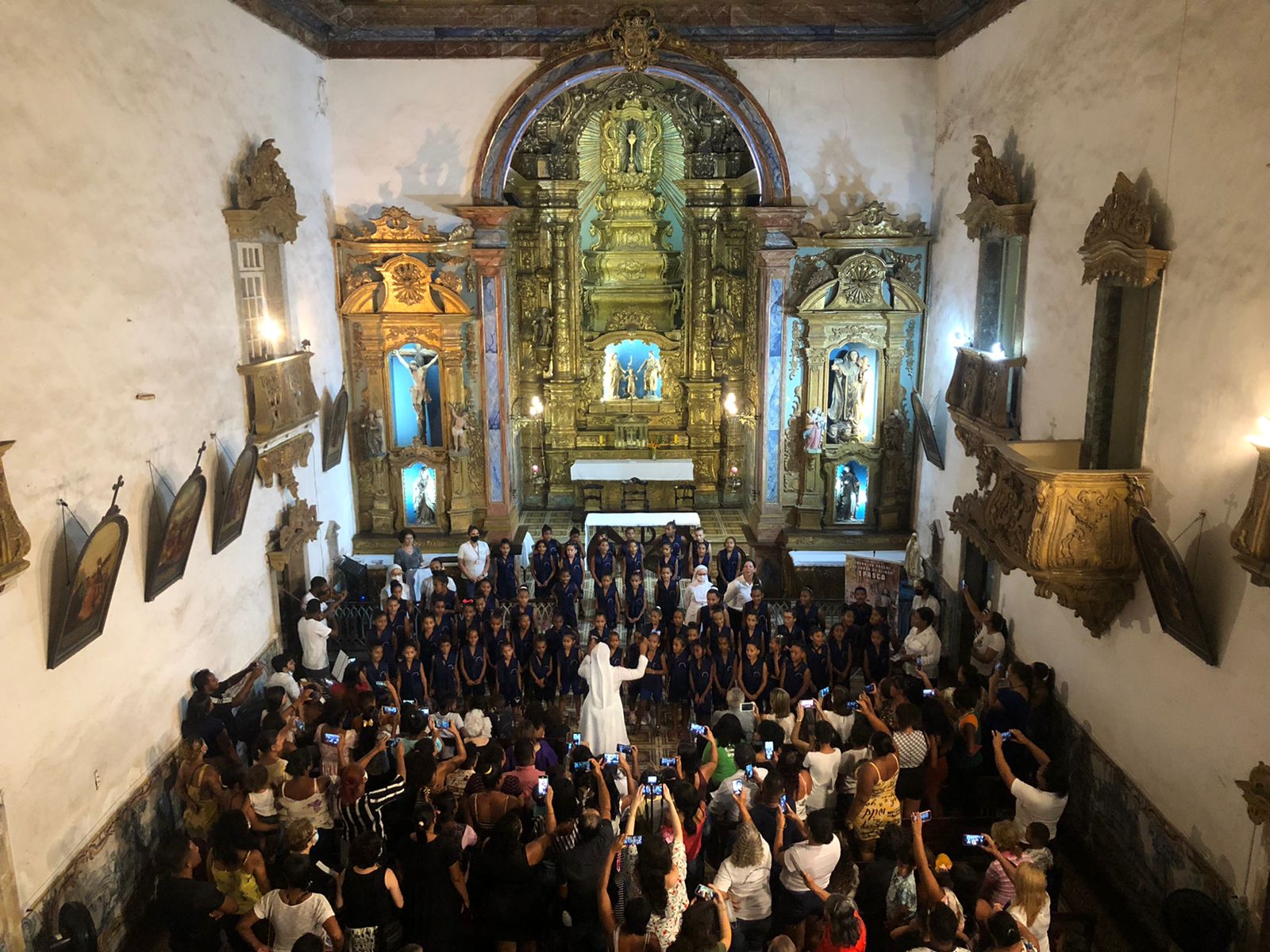 O evento começou na quinta-feira (19), com o coral das crianças assistidas pelo Educandário Santa Tereza (Divulgação) O evento começou na quinta-feira (19), com o coral das crianças assistidas pelo Educandário Santa Tereza (Divulgação)
