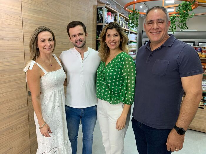  (Fabiana e Nilton Farias idealizadores da marca juntamente com Stela e Emílio Sukar, os franqueadores (da esquerda para a direita). Foto: Divulgação)