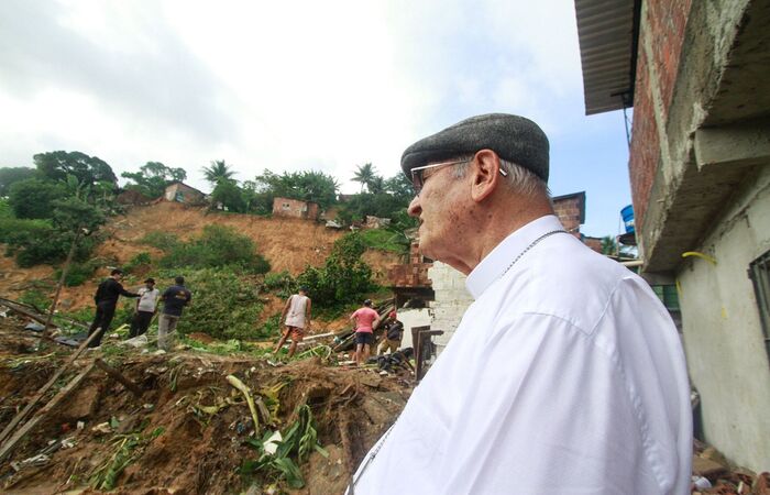 Dom Fernando Saburido visitou a comunidade da Vila dos Milagres, uma das atingidas pelos deslizamentos (Rafael Vieira/DP Foto)