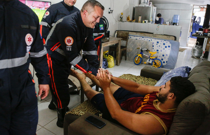  (Lucas Felipe, 30 anos, de Jardim Monte Verde, no Ibura, pediu para conhecer a equipe do SAMU Recife que o resgatou. Foto: Dondinho/ PCR.)