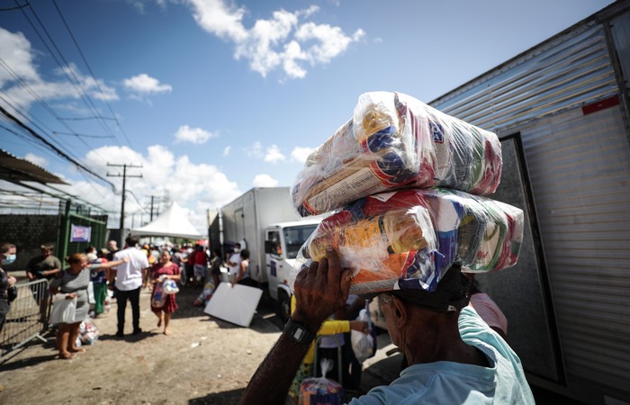 Prefeito João Campos também reforçou o compromisso do auxílio emergencial de R$ 2,5 mil aos mais afetados 
 (Foto: Rodolfo Loepert/Prefeitura do Recife)