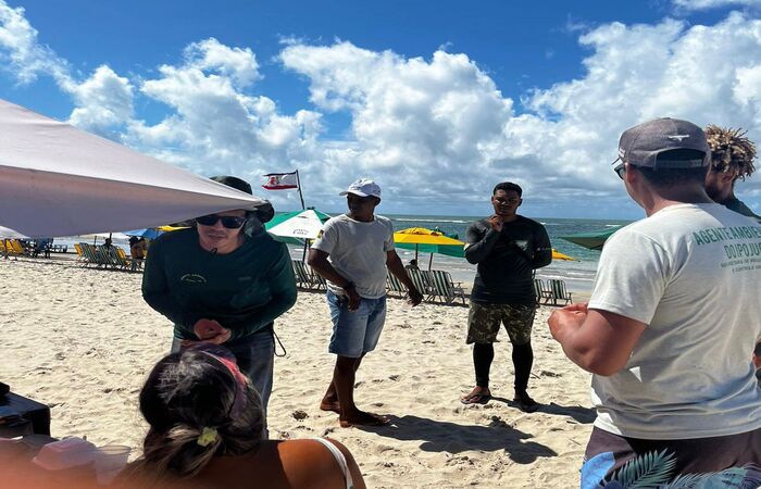 Agentes ambientais do município orientaram barraquieros, ambulantes, turistas e frequentadores (Foto: Divulgação ) Agentes ambientais do município orientaram barraquieros, ambulantes, turistas e frequentadores (Foto: Divulgação )