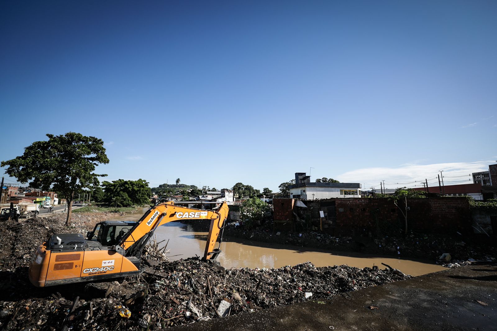 Mais de 300 toneladas de lixo foram retiradas do Rio Beberibe desde a última sexta-feira. ( Rodolfo Loepert/PCR) Mais de 300 toneladas de lixo foram retiradas do Rio Beberibe desde a última sexta-feira. ( Rodolfo Loepert/PCR)