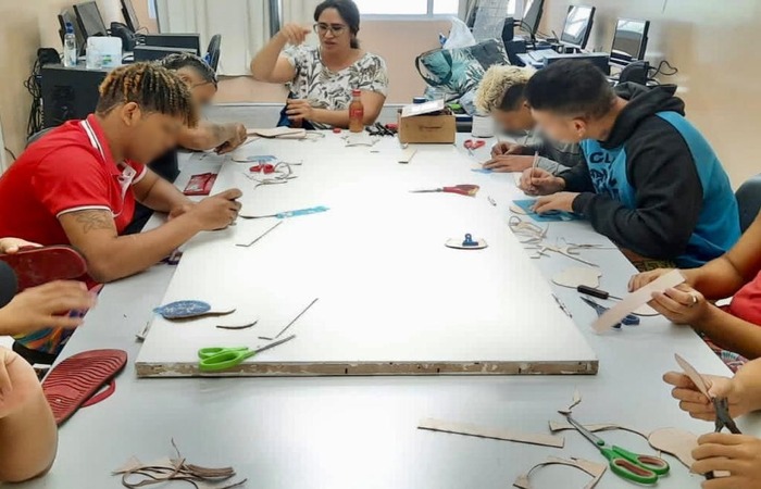  (Com 40 horas/aula, a formação capacita os adolescentes para produção de materiais como bolsas, cintos e carteira. Foto: Divulgação.)