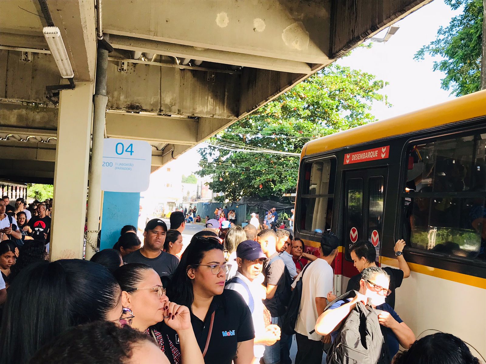 Após metrô quebrar em Cavaleiro, TI Jaboatão fica lotado nesta manhã. (Lívia Taynah/Cortesia) Após metrô quebrar em Cavaleiro, TI Jaboatão fica lotado nesta manhã. (Lívia Taynah/Cortesia)