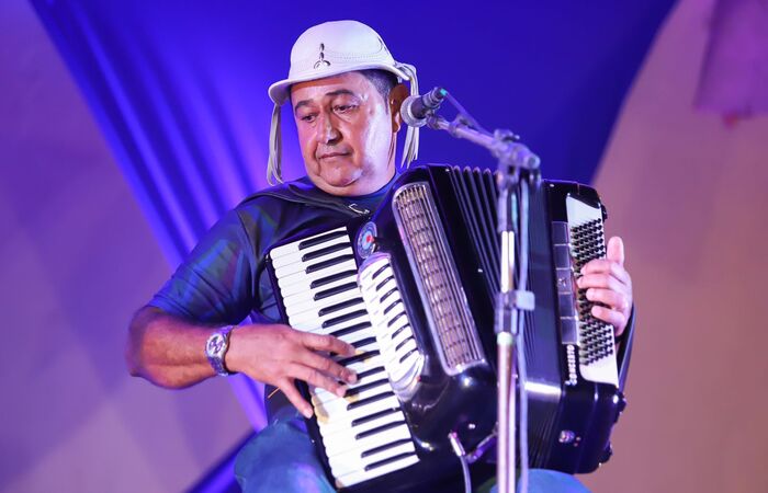 (Dentre os elementos que melhor caracterizam a cultura brasileira, a sanfona se destaca quando o quesito é musical. Na noite dessa terça-feira (14), foi realizado na Concha Acústica a 22º edição do concurso de sanfoneiros que tem como objetivo valorizar e promover a arte de tocar sanfona.
Foto: Ayrton Latapiat.) (Dentre os elementos que melhor caracterizam a cultura brasileira, a sanfona se destaca quando o quesito é musical. Na noite dessa terça-feira (14), foi realizado na Concha Acústica a 22º edição do concurso de sanfoneiros que tem como objetivo valorizar e promover a arte de tocar sanfona.
Foto: Ayrton Latapiat.)