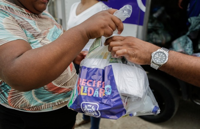  (Doações foram entregues pela Prefeitura, por meio da campanha Recife Solidário, com distribuição de cestas básicas, colchões e itens de higiene pessoal e de limpeza às famílias atingidas pelas chuvas. Foto: Edson Holanda/PCR.
)