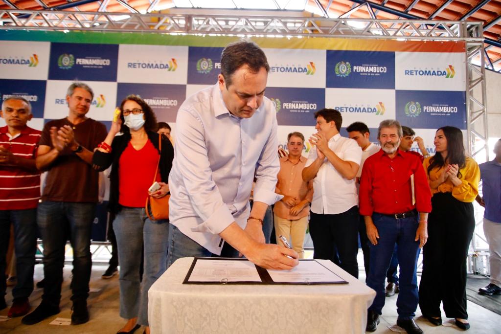 Encerrando a programação no Sertão do São Francisco, governador também autorizou novas obras de infraestrutura e ações nas áreas de educação, geração de renda e assistência social
(Heudes Regis/SEI) Encerrando a programação no Sertão do São Francisco, governador também autorizou novas obras de infraestrutura e ações nas áreas de educação, geração de renda e assistência social
(Heudes Regis/SEI)