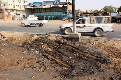 Local após a explosão criminosa do carro da jornalista Saber al-Haidar (Foto: Saleh Al-OBEIDI / AFP)