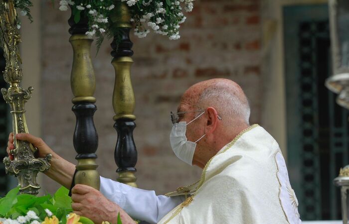 Dom Fernando Saburido celebrou a missa de Corpus Christi nesta manhã (Rômulo Chico/DP Foto) Dom Fernando Saburido celebrou a missa de Corpus Christi nesta manhã (Rômulo Chico/DP Foto)