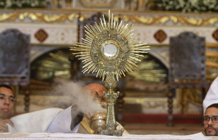 A benção do Santíssimo Sacramento aconteceu durante a celebração da missa e também após a procissão (Rômulo Chico/DP Foto) A benção do Santíssimo Sacramento aconteceu durante a celebração da missa e também após a procissão (Rômulo Chico/DP Foto)