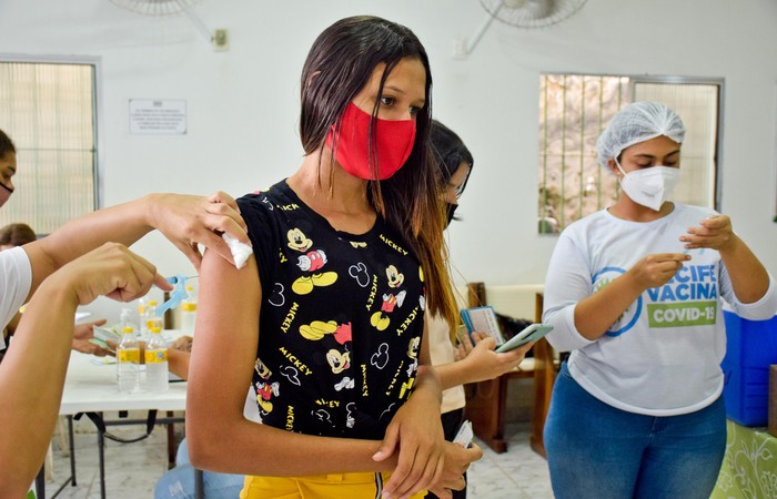 (Entre os locais onde os imunizantes serão aplicados, sem necessidade de agendamento, estão mercado público, unidades de saúde e shopping. Foto: Ikamahã/Secretaria de Saúde do Recife.) (Entre os locais onde os imunizantes serão aplicados, sem necessidade de agendamento, estão mercado público, unidades de saúde e shopping. Foto: Ikamahã/Secretaria de Saúde do Recife.)