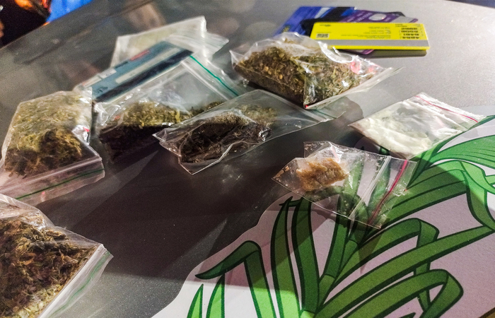 Maconha, crack e cocaína foram as drogas encontradas com o homem; quantidade ainda será verificada pela polícia (Foto: Rafael Vieira/DP Foto)