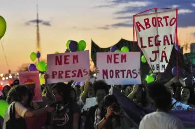 Manifestação sobre a descriminalização do aborto em frente ao Superior Tribunal Federal (STF), na Praça dos Três Poderes (Foto: Carlos Vieira/CB/D.A Press)
