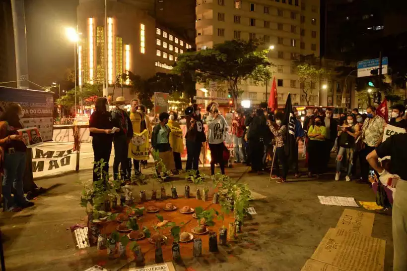 Protesto na Praça 7, no Centro da capital, reuniu dezenas de pessoas de organizações como Greenpeace e Engajamundo (Foto: Túlio Santos/EM/D.A Press)