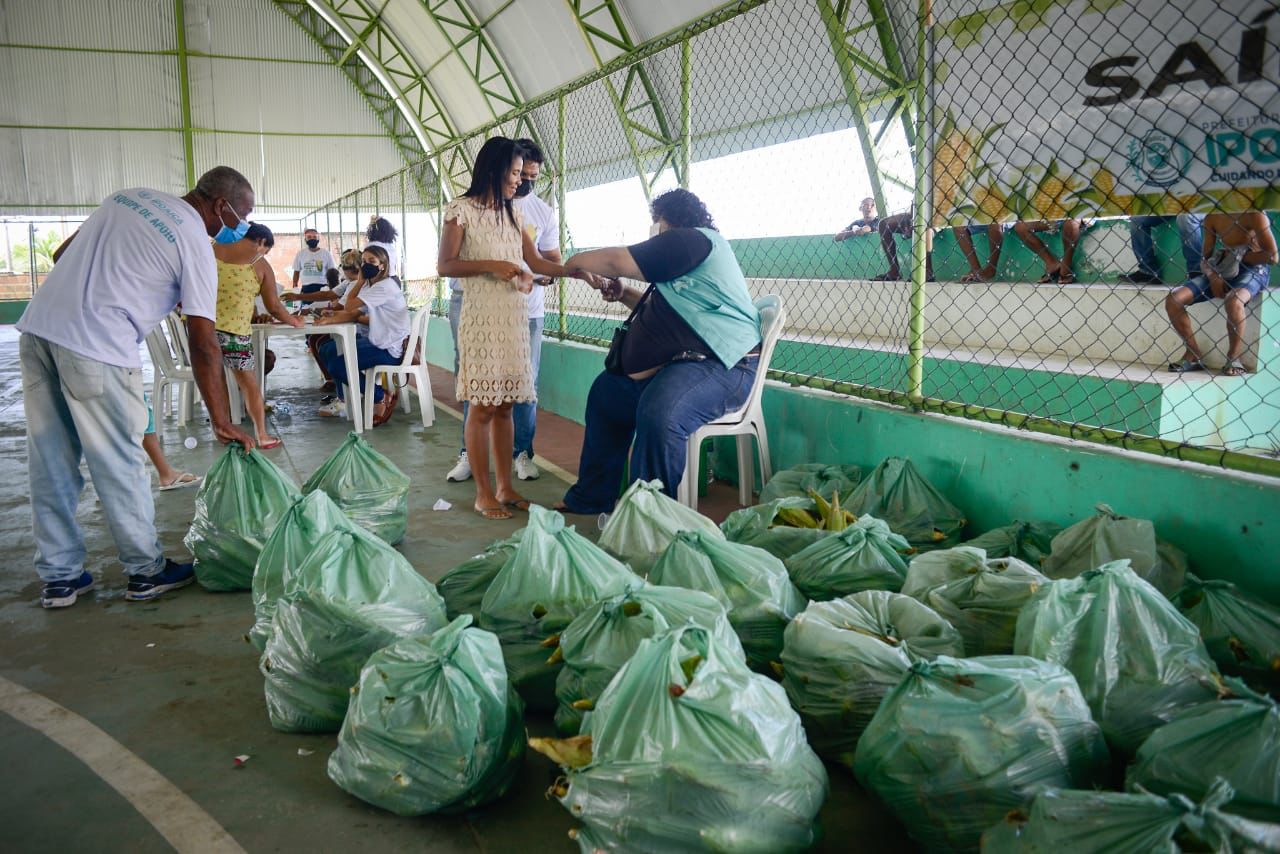Para receber o milho, no ato da entrega, o beneficiário deve estar portando um documento oficial com foto e o cartão Sodexo. ( Agnaldo Silva/Secom) Para receber o milho, no ato da entrega, o beneficiário deve estar portando um documento oficial com foto e o cartão Sodexo. ( Agnaldo Silva/Secom)