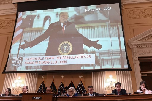 Membros da audiência do Comitê Seleto da Câmara para Investigar o Ataque de 6 de janeiro sentam-se sob uma tela que mostra o ex-presidente dos EUA, Donald Trump, dirigindo-se a uma multidão de apoiadores antes da multidão atacar o Capitólio dos EUA, durante a quarta audiência do Comitê Seleto da Câmara para Investigar o 6 de janeiro Ataque ao Capitólio dos EUA no Cannon House Office Building em Washington, DC, em 21 de junho de 2022. (Foto: ROBERTO SCHMIDT / AFP) Membros da audiência do Comitê Seleto da Câmara para Investigar o Ataque de 6 de janeiro sentam-se sob uma tela que mostra o ex-presidente dos EUA, Donald Trump, dirigindo-se a uma multidão de apoiadores antes da multidão atacar o Capitólio dos EUA, durante a quarta audiência do Comitê Seleto da Câmara para Investigar o 6 de janeiro Ataque ao Capitólio dos EUA no Cannon House Office Building em Washington, DC, em 21 de junho de 2022. (Foto: ROBERTO SCHMIDT / AFP)