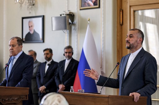 O ministro das Relações Exteriores do Irã, Hossein Amir-Abdollahian(direita), dá uma entrevista coletiva conjunta com seu colega russo Sergei Lavrov(esquerda) na sede do Ministério das Relações Exteriores na capital do Irã, Teerã, em 23 de junho de 2022. (Foto: ATTA KENARE / AFP) O ministro das Relações Exteriores do Irã, Hossein Amir-Abdollahian(direita), dá uma entrevista coletiva conjunta com seu colega russo Sergei Lavrov(esquerda) na sede do Ministério das Relações Exteriores na capital do Irã, Teerã, em 23 de junho de 2022. (Foto: ATTA KENARE / AFP)
