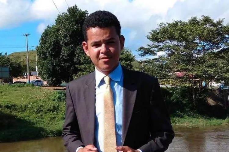 Alex Fernando da Silva, de 20 anos, levou um choque elétrico e caiu no rio Pirangi (Reprodução)