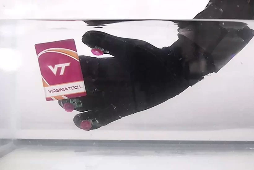 A Octa-glove tem ventosas com hastes de borracha e sensores ópticos de proximidade: testes com resultados promissores (Foto: Photo courtesy of Virginia Tech) A Octa-glove tem ventosas com hastes de borracha e sensores ópticos de proximidade: testes com resultados promissores (Foto: Photo courtesy of Virginia Tech)