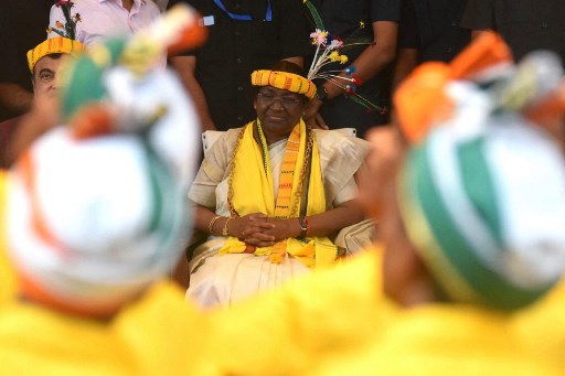 A candidata da Aliança Democrática Nacional para as próximas eleições presidenciais da Índia, Draupadi Murmu, usando um capacete tradicional, participa de um evento em Mumbai em 14 de julho de 2022. (Foto: INDIA - POLITICS - PRESIDENTIAL ELECTION)