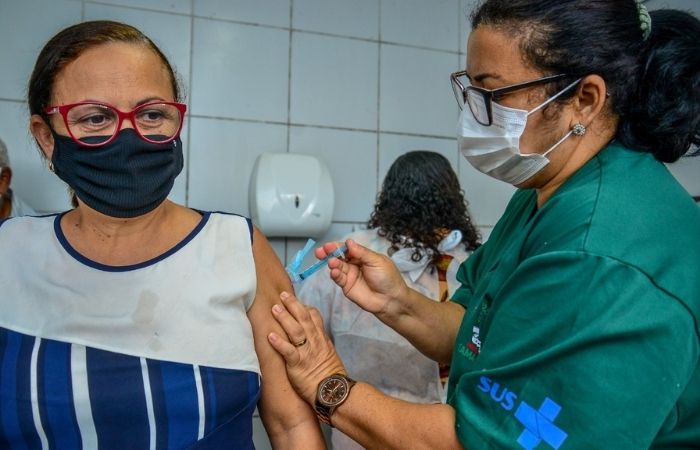 Quem deseja se imunizar sem agendamento, deve procurar o ponto fixo de vacinação localizado no Camará Shopping  (Lucas Patrício)
