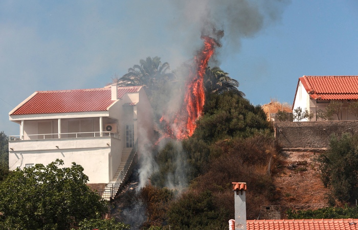 Neste domingo à tarde, a cidade de Stavros também precisou ser evacuada (Manolis LAGOUTARIS / AFP)
