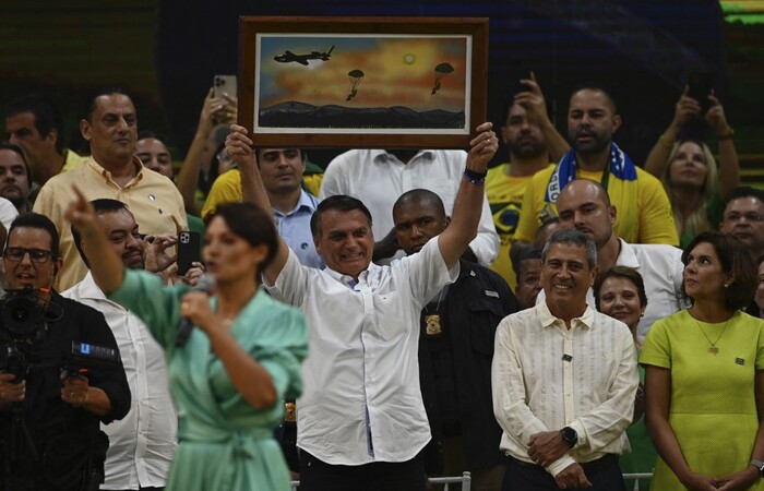 Em evento de lançamento de campanha, o atual presidente disse que manterá o Auxílio Brasil em R$ 600. O valor foi reajustado recentemente com apoio do congresso (MAURO PIMENTEL / AFP)