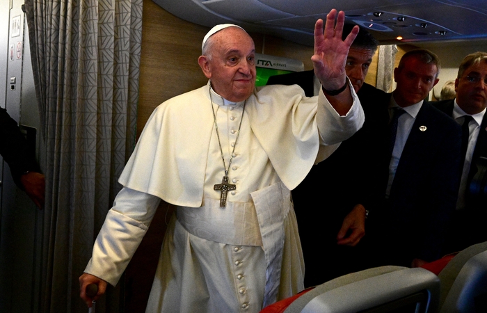 O pontífice argentino, de 85 anos, aterrissou em Edmonton, no oeste do Canadá (VINCENZO PINTO / POOL / AFP)